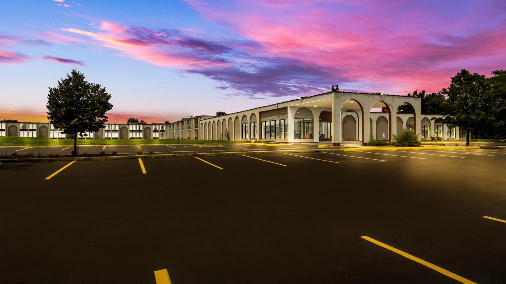 Hometowne Studios By Red Roof And Conference Center Chicago - N Aurora Naperville North Aurora Exterior photo