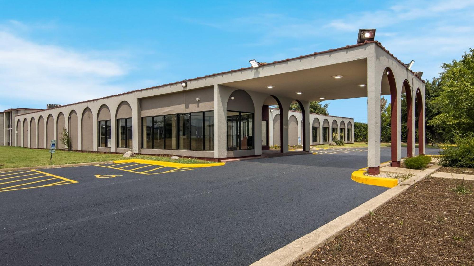 Hometowne Studios By Red Roof And Conference Center Chicago - N Aurora Naperville North Aurora Exterior photo